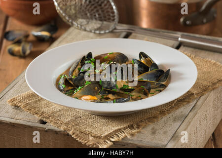 Muscheln in Guinness-Sahne-Sauce Stockfoto