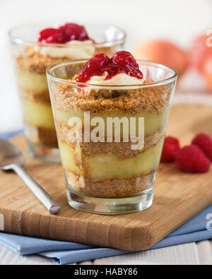 Aeblekage. Dänische Apfel Dessert. Dänemark-Essen Stockfoto