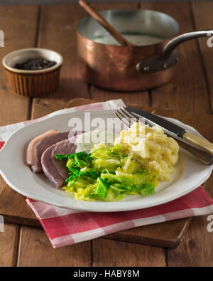 Irische Speck und Kohl mit Petersilie-Sauce. Irland-Essen Stockfoto