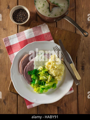 Irische Speck und Kohl mit Petersilie-Sauce. Irland-Essen Stockfoto