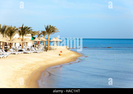 Sandstrand am Ufer des südlichen Meer Stockfoto