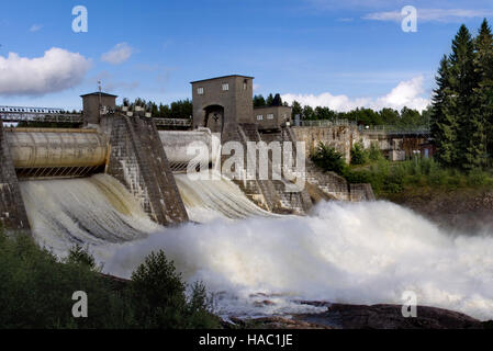 Hochwasserentlastung am Wasserkraftwerk Damm in Imatra - Imatra, Finnland. Stockfoto