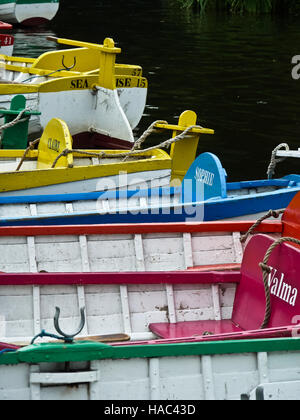 Sterns von benannt, bunten Boote vertäut am Thorpeness Meare, Suffolk. Stockfoto