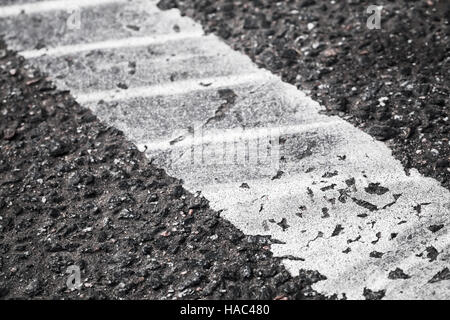 Weiße trennende Linie Fragment mit Reifenspuren, Autobahn Straße markiert. Abstrakte Transport Hintergrund Stockfoto