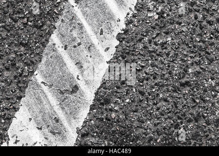 Grobe trennende Linie Fragment mit Reifenspuren, Autobahn Straße markiert. Abstrakte Transport Hintergrund Stockfoto