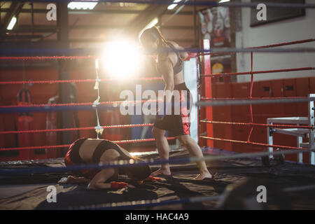 Boxerinnen Kämpfe im Boxring Stockfoto