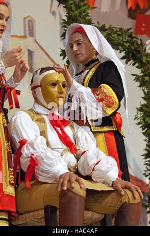 Ritual der Su Composidori dressing, Sartiglia fest, Oristano, Sardinien, Italien, Europa Stockfoto