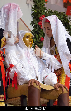 Ritual der Su Composidori dressing, Sartiglia fest, Oristano, Sardinien, Italien, Europa Stockfoto