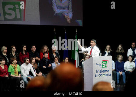 Matteo Renzi Italiens bester Ministre, spricht während einer Volksabstimmung '' Ja '' Kampagne Kundgebung in La Nuvola Convention Center. Stockfoto