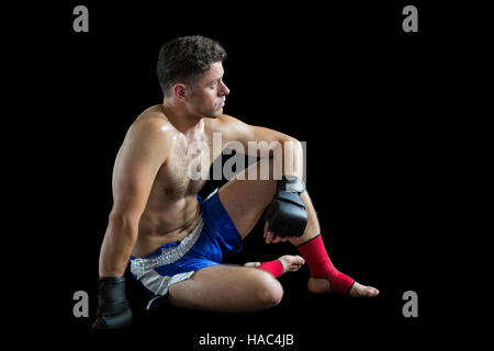 Nachdenklich Boxer sitzen auf schwarzem Hintergrund Stockfoto