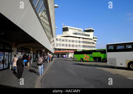 Personen reisende Wandern und Busse am Flughafen Berlin Tegel in Berlin Deutschland Europa EU KATHY DEWITT geparkt Stockfoto