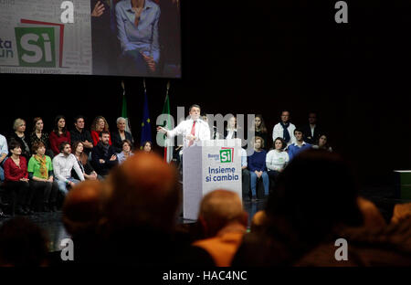 Matteo Renzi Italiens bester Ministre, spricht während einer Volksabstimmung '' Ja '' Kampagne Kundgebung in La Nuvola Convention Center. Stockfoto