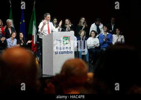 Matteo Renzi Italiens bester Ministre, spricht während einer Volksabstimmung '' Ja '' Kampagne Kundgebung in La Nuvola Convention Center. Stockfoto