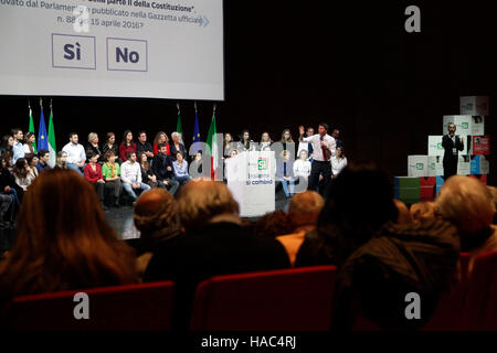 Matteo Renzi Italiens bester Ministre, spricht während einer Volksabstimmung '' Ja '' Kampagne Kundgebung in La Nuvola Convention Center. Stockfoto