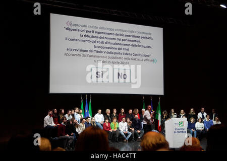 Matteo Renzi Italiens bester Ministre, spricht während einer Volksabstimmung '' Ja '' Kampagne Kundgebung in La Nuvola Convention Center. Stockfoto