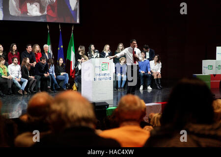 Matteo Renzi Italiens bester Ministre, spricht während einer Volksabstimmung '' Ja '' Kampagne Kundgebung in La Nuvola Convention Center. Stockfoto