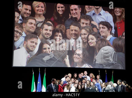 Matteo Renzi, Italiens bester Ministre posiert für ein Gruppenfoto mit Anhänger für Referendum '' Ja '' Kampagne Rallye Stockfoto