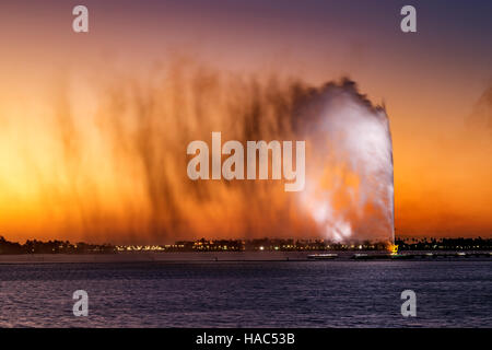 König-Fahd Brunnen, auch bekannt als der Jeddah-Brunnen, ist ein Brunnen in Jeddah, Saudi Arabien, der höchste seiner Art Stockfoto