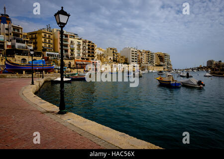 Ein Blick auf St. Julian's Bay in Malta. Stockfoto