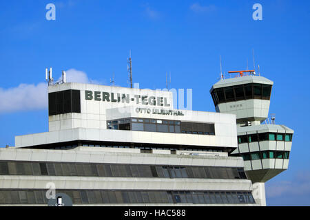 Außenansicht des Flughafens Berlin-Tegel Otto-Lillienthal-Schild am Kontrollturmgebäude in Berlin Deutschland Europa EU KATHY DEWITT Stockfoto