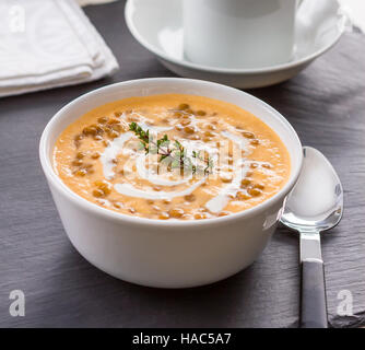 Hausgemachte Linsen und Reis Suppe in eine Schüssel geben Stockfoto