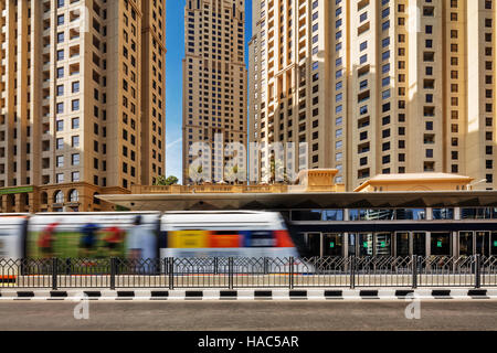 Die Dubai-Straßenbahn ist eine Straßenbahn befindet sich in Dubai, Al Sufouh, Vereinigte Arabische Emirate. Es ist eine primäre Bahnverbindung zwischen Metro Dubai und Dubai Marina Stockfoto