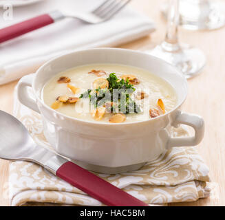 Cremige Suppe mit gebratenen Mandelscheiben garniert. Stockfoto
