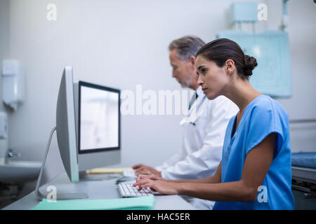Arzt und Krankenschwester arbeiten am computer Stockfoto