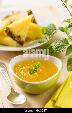 Hausgemachte Ananas Marmelade mit Minze zum Frühstück Stockfoto