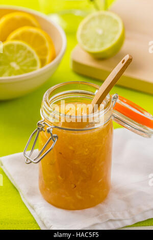 Hausgemachte Lemon Lime Marmelade in ein Glas mit einem Löffel. Stockfoto