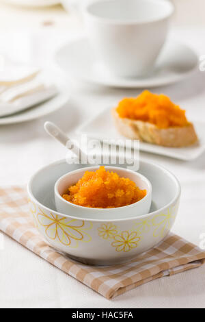 Eine Schüssel mit hausgemachten Karotten Marmelade auf einem Frühstückstisch Stockfoto