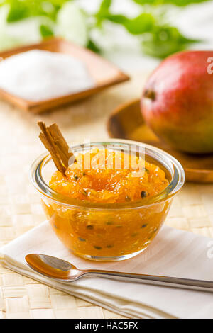 Hausgemachte Mango Marmelade mit Maracuja Passionsfrucht/Maracuja Stockfoto