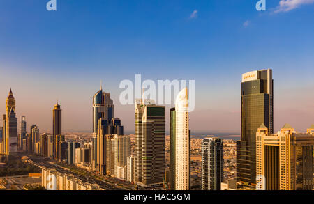 Eine Skyline-Blick auf Dubai, Vereinigte Arabische Emirate zeigen die Gebäude der Sheikh Zayed Road und DIFC, das Finanzzentrum von Dubai Stockfoto