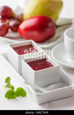 Hausgemachte Marmelade von Trauben, Birnen und Tamarillo auf einem Frühstückstisch Stockfoto