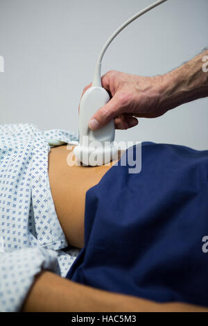 Ärzte eine doppler-Sonographie auf Patienten Stockfoto