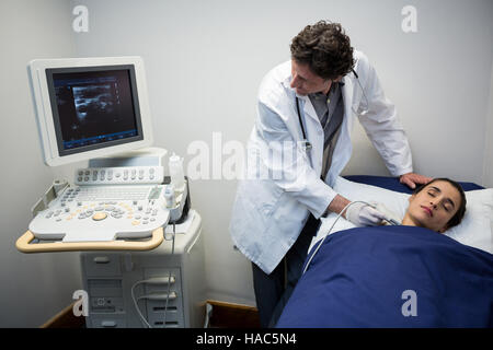 Ärzte eine doppler-Sonographie auf Patienten Hals Stockfoto