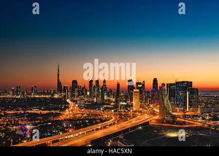 Einen schönen Skyline-Blick auf Dubai, Vereinigte Arabische Emirate gesehen von Dubai Frame bei Sonnenuntergang zeigt Burj Khalifa, Emirates Towers, Indexerstellung Stockfoto