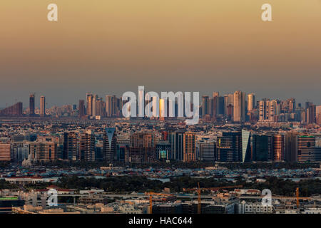 Eine Skyline-Blick von Deira Dubai, Vereinigte Arabische Emirate und Sharjah von Dubai Frame bei Sonnenuntergang gesehen Stockfoto
