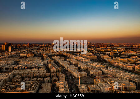 Eine Skyline-Blick von Deira Dubai, Vereinigte Arabische Emirate und Sharjah von Dubai Frame bei Sonnenuntergang gesehen Stockfoto