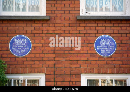 Englisch Erbe blaue Plaketten kennzeichnen das Haus von Sigmund Freud und Anna Freud Hampstead, London, England Stockfoto