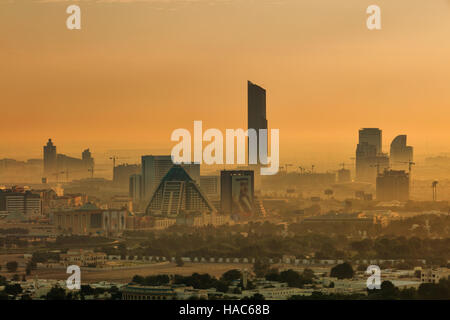 Die trübe Skyline von Dubai über die Wafi Pyramiden kurz nach Sonnenaufgang in Dubai, Vereinigte Arabische Emirate Stockfoto