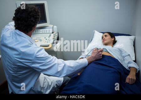 Ärzte eine doppler-Sonographie auf Patienten Magen Stockfoto