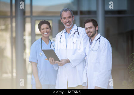 Porträt von Krankenschwester und Chirurgen mit digital-Tablette Stockfoto