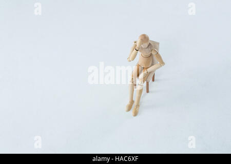 Müde aus Holz Figur mit Hand auf Stirn Stockfoto