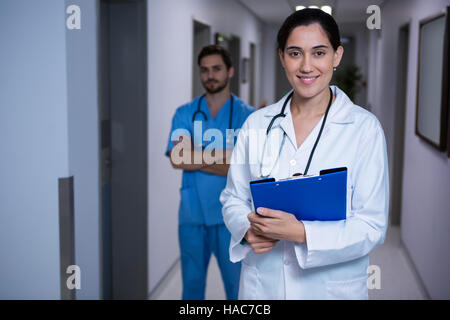 Porträt der Ärztin mit Krankenschwester im Hintergrund stehend Stockfoto