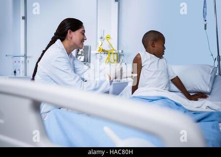 Ärztin, Patient im Bezirk eine Spritze geben Stockfoto