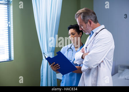 Arzt und Krankenschwester, die Diskussion auf Datei im Bezirk Stockfoto