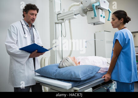 Ärzte, die Durchführung einer Röntgenaufnahme testen auf Patienten Brust Stockfoto