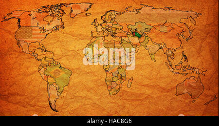 Turkmenistan Flagge auf alten Vintage Welt Weltkarte mit Ländergrenzen Stockfoto