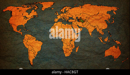 Turkmenistan Flagge auf alten Vintage Welt Weltkarte mit Ländergrenzen Stockfoto